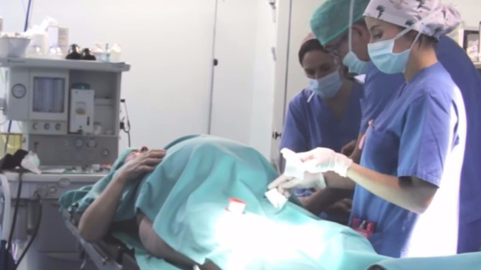 CLIP: Bà mẹ 64 tuổi vẫn đẻ sinh đôi