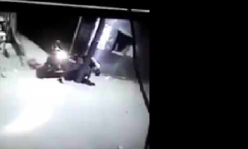 Cú đâm xe máy có 1 không 2: Tài xế chết ngất xe không đổ