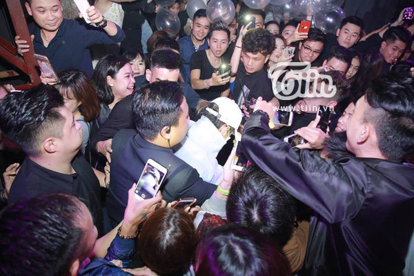 Sơn Tùng lên xe Dream thoát vòng vây fan giữa phố cổ