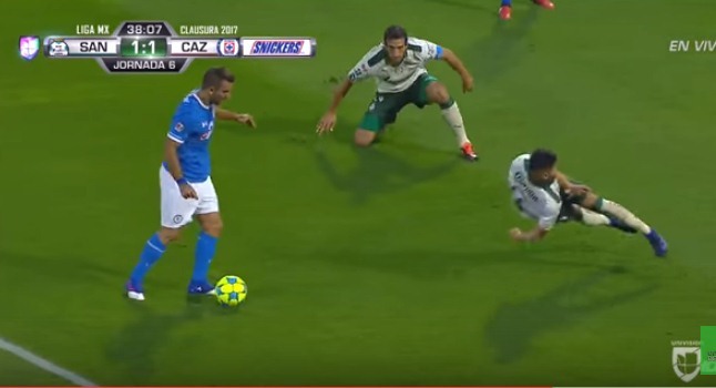 Hậu vệ tuyển Mexico cản phá kiểu xưa nay chưa từng có