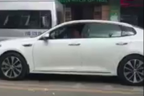 Người đàn ông ngồi xe sang và hành động xấu xí giữa đường