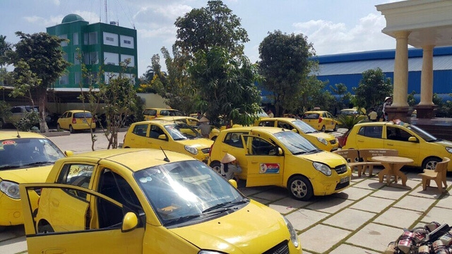 Ma trận ô tô cũ: Người mua cẩn thận với những xe taxi 'hết đát'