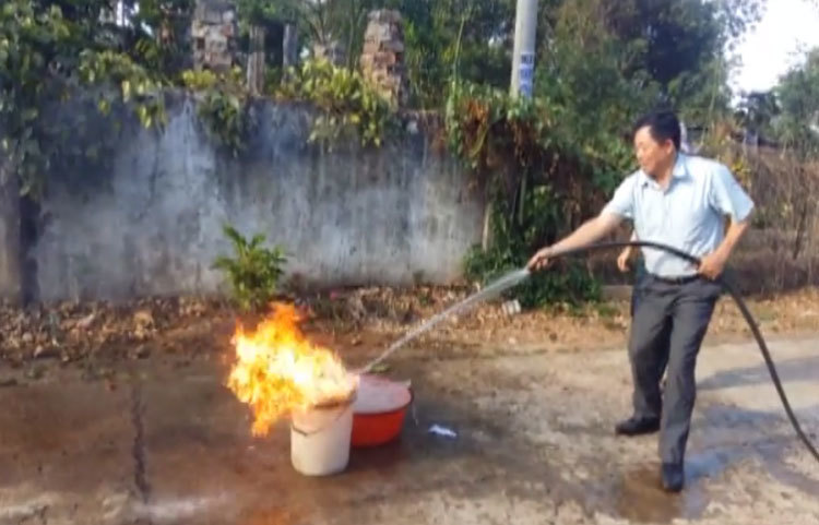 Kỳ lạ, nước giếng chỉ gần lửa là bốc cháy dữ dội