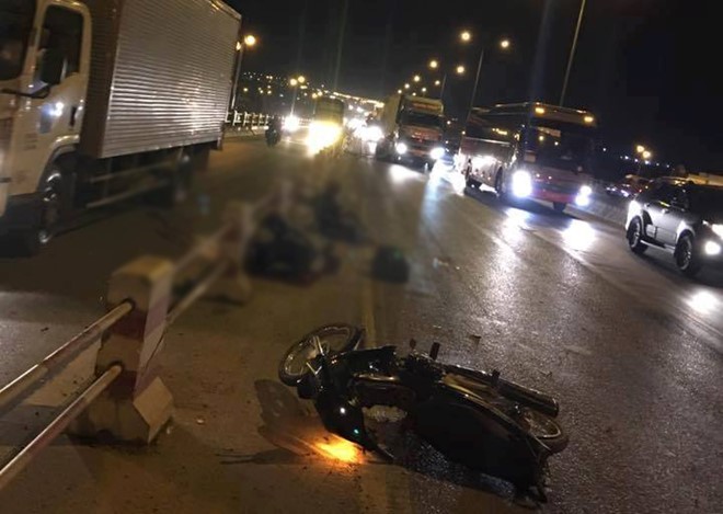 Đi vào làn ô tô, 2 thanh niên bị xe tải đâm chết