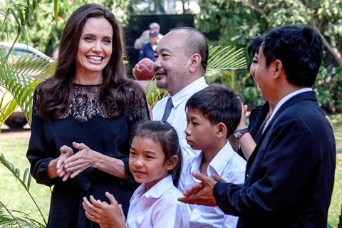 Angelina Jolie và các con trong lễ ra mắt phim về người Khmer đỏ