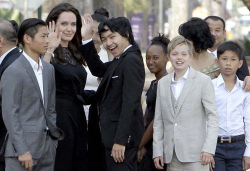 Angelina Jolie tươi tắn xuất hiện cùng đàn con sau ồn ào ly hôn