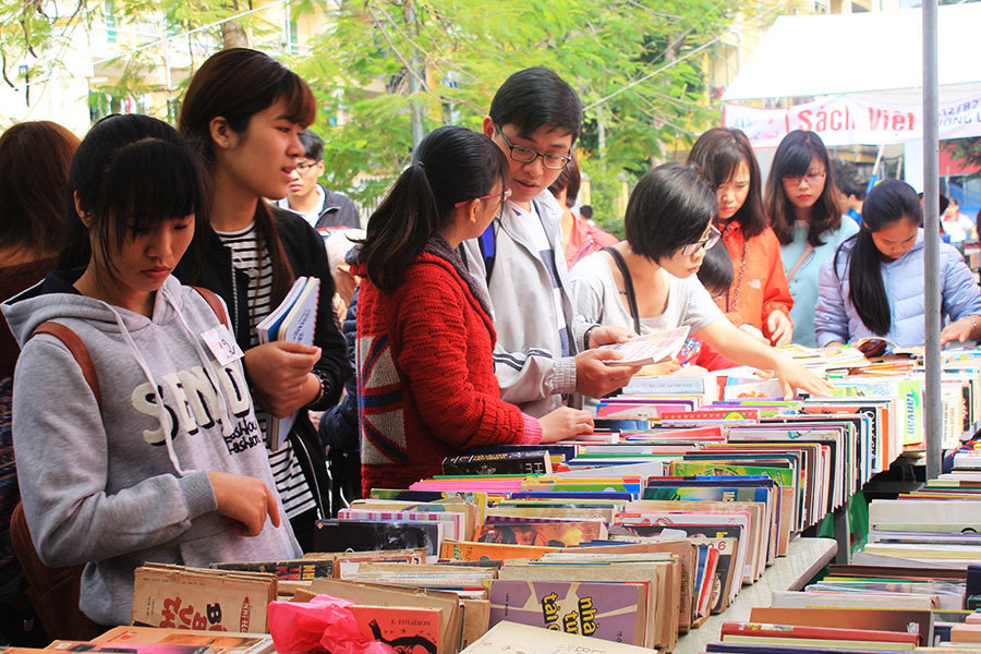 Phiên chợ sách xưa giá 5 nghìn đồng hút độc giả Hà thành