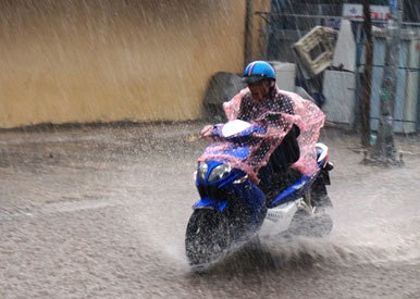 Sài Gòn mưa lớn bất thường giữa mùa khô