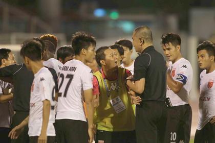 Diễn hề trên sân, HLV Long An mắng trọng tài như tát nước