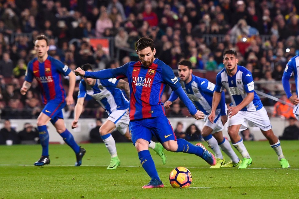 Messi rực sáng, Barca được cứu rỗi tại Nou Camp