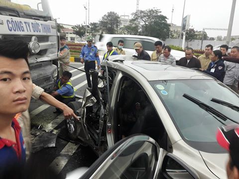 Xe đầu kéo đâm móp xế hộp, 2 phụ nữ trọng thương