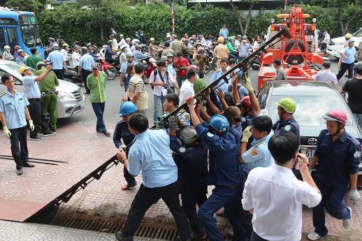 Quận 1 'xử' cả công trình cơ quan nhà nước chiếm vỉa hè