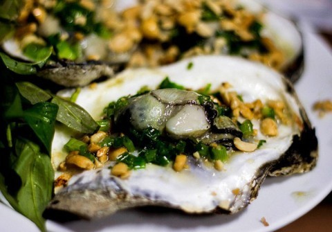 Làm hàu nướng mỡ hành để chàng ăn một bữa 'khỏe' cả tuần