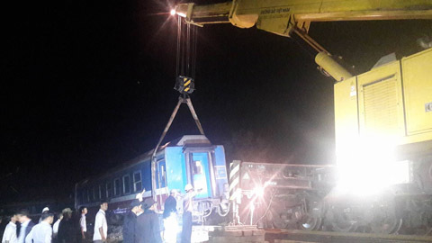 Cần cẩu đặc chủng 100 tấn kéo tàu bị nạn xuyên đêm