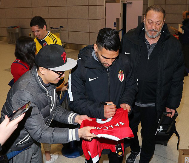 Trở lại Manchester, Falcao được fan MU chào đón