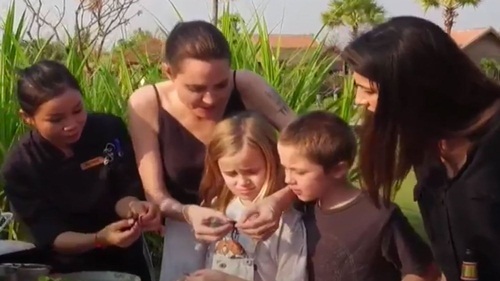 Angelina Jolie và các con ăn côn trùng