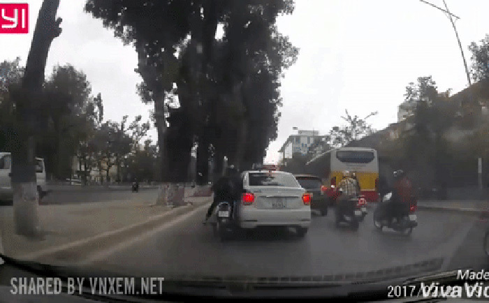 Sự vội vàng của xe máy khiến tài xế taxi