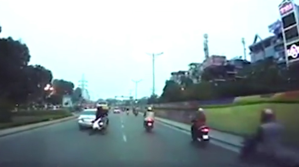 Clip: Nam thanh niên ngã nhào khỏi xe máy chở 3 ở Hà Nội