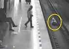 Liều mình cứu trẻ ngã xuống đường ray tàu điện ngầm