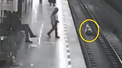 Liều mình cứu trẻ ngã xuống đường ray tàu điện ngầm