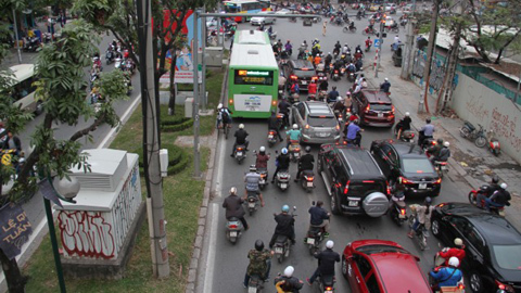 Tái diễn tạt đầu, lấn làn buýt nhanh mặc kệ phạt