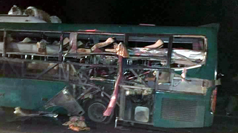 Nổ xe khách giường nằm, 2 người chết, 12 bị thương