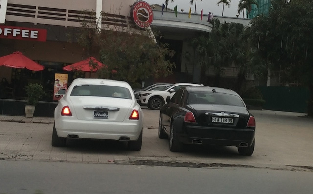 Cặp đôi Rolls-Royce Ghost của đại gia xứ Nghệ khoe dáng trên phố