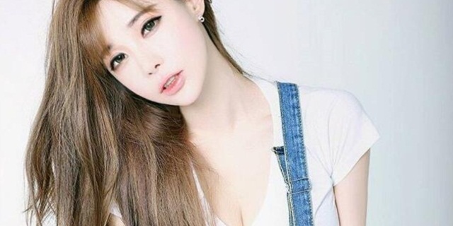 Nữ MC xinh đẹp Liên Minh Huyền Thoại khiến game thủ 