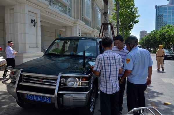 Quận 1 “xử” cả ôtô biển xanh vi phạm trật tự vỉa hè