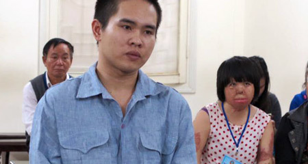 Ghen tuông, chồng dùng xăng hủy hoại nhan sắc vợ
