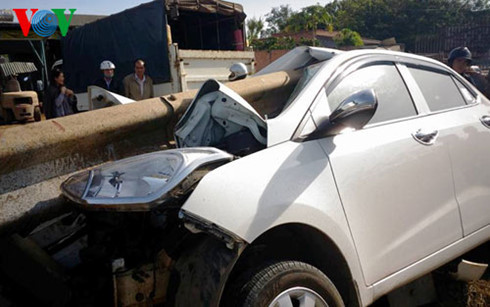 Thanh sắt xuyên dọc xe con, 4 người thoát chết