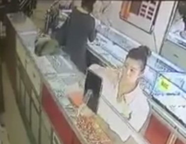 Dàn cảnh trộm gần 10 cây vàng: Nhiều người Trung Quốc