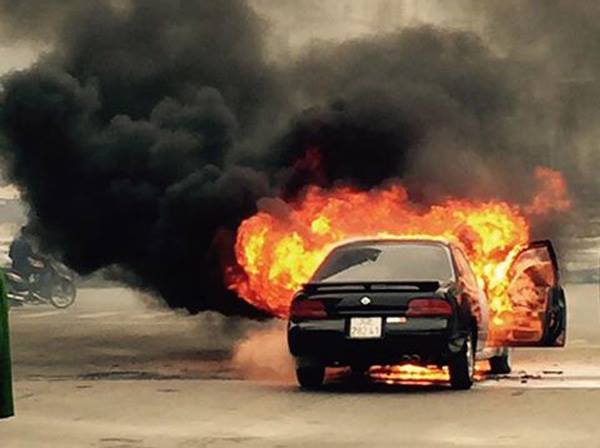 Hà Nội: Xế hộp cháy trơ khung giờ cao điểm