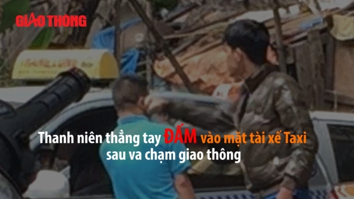 Tài xế taxi đứng im chịu đòn sau va chạm giao thông