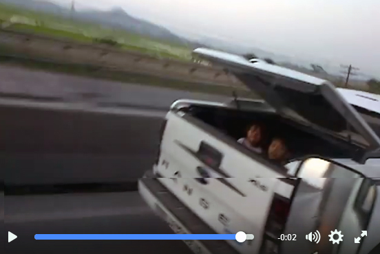 Để con trong thùng xe bán tải, bố mẹ vô tư chạy xe