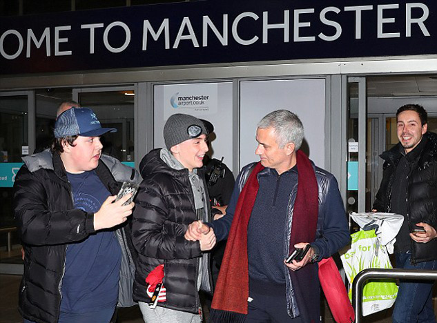 Trở về Anh, Mourinho tặng quà độc cho fan MU