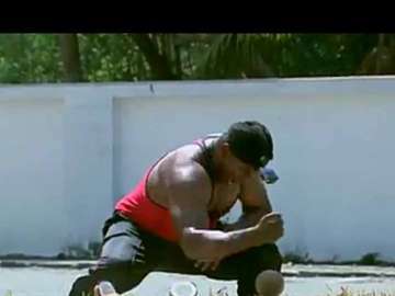 Tay không đập vỡ 124 quả dừa trong 50 giây