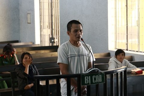 Cha hiếp dâm con gái ruột suốt 2 năm trời