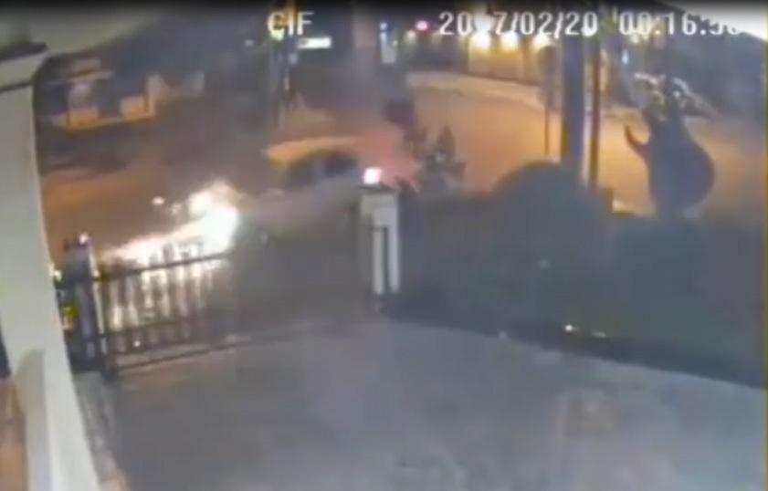 Phóng nhanh ở ngã tư, người đi xe máy bị ô tô đâm bay thẳng vào nhà