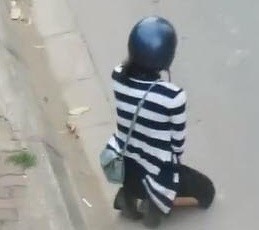 Cô gái xuống xe, quỳ gối xin lỗi giữa đường Hà Nội