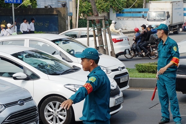 Giao thông cửa ngõ Tân Sơn Nhất hỗn loạn ngày đầu phân luồng