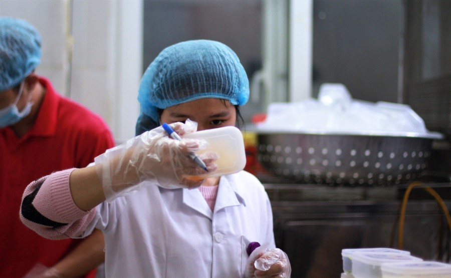 Những người đo đếm từng bữa ăn cho bệnh nhân trong bệnh viện