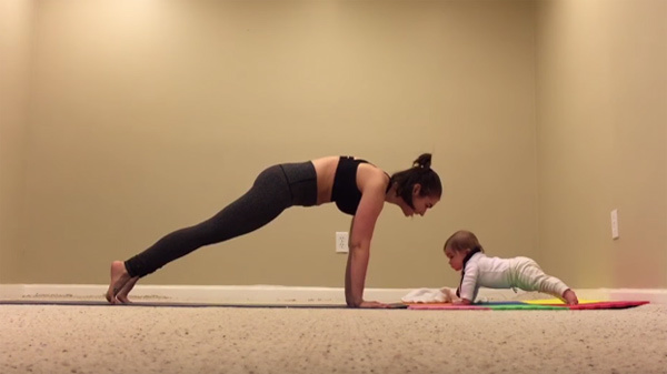 Clip bé 6 tháng tuổi tập Yoga cùng mẹ cực yêu gây sốt