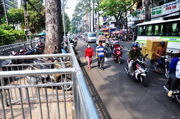 Hàng rào chắn vỉa hè như lồng nhốt thú ở Sài Gòn