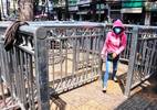 Hàng rào chắn vỉa hè như lồng nhốt thú ở Sài Gòn