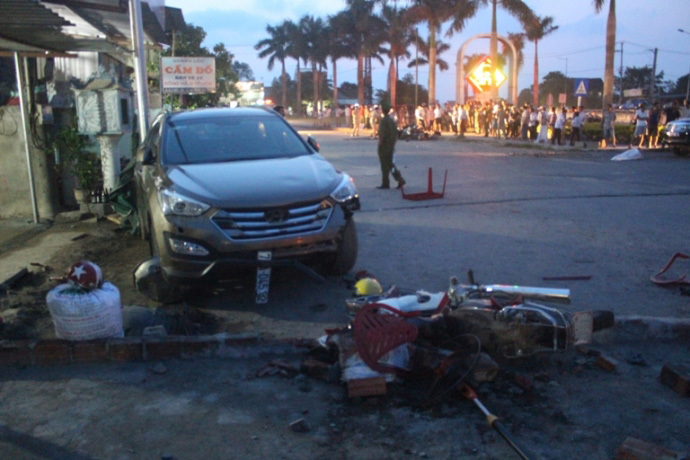 Xe máy va ô tô con, 3 người chết thảm