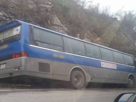 Xe chở học sinh Hà Nội gặp nạn, 1 người chết