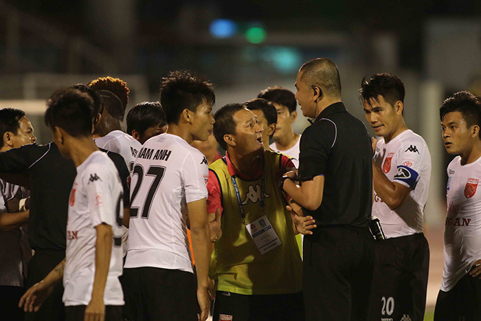 V-League đầy trò hề vẫn được báo Tây khen hết lời