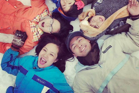 Gia đình MC Phan Anh nằm dài trên tuyết trắng ở Hàn Quốc