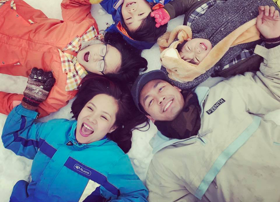 Gia đình MC Phan Anh nằm dài trên tuyết trắng ở Hàn Quốc